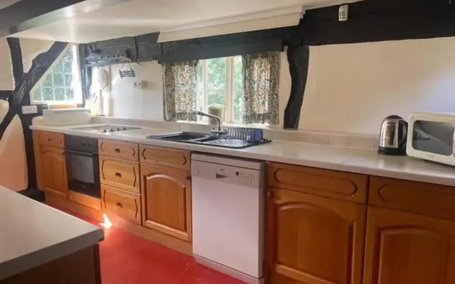 Cottage-fireplace-garden-petsok-3br-parking