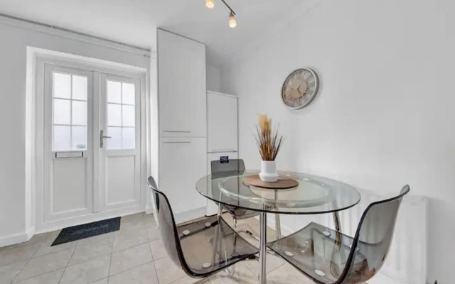 Luxurious 2-bed House in Canary Wharf London