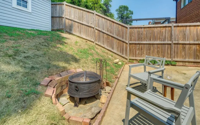 Pet-friendly Arlington Townhome w/ Furnished Patio