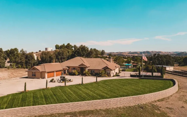 The Mermaid by AvantStay | Prvt Estate w/Swim-Up Bar, Volleyball Crt | Sleeps 14