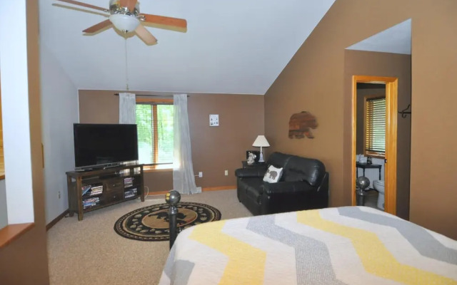 Sqyrls Nest - 3BR Retreat With a Hot Tub