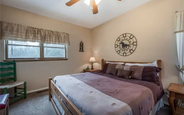 Blue Bear Retreat - Eight Bedroom Cabin