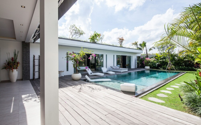 Captivating Villa Walk to the Beach