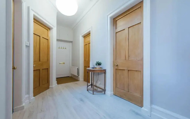 The Riverside Apartment (free parking)