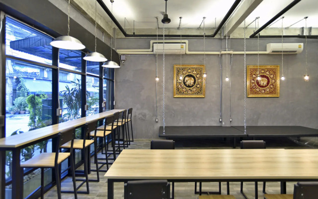 M Gray Hostel & Cafe