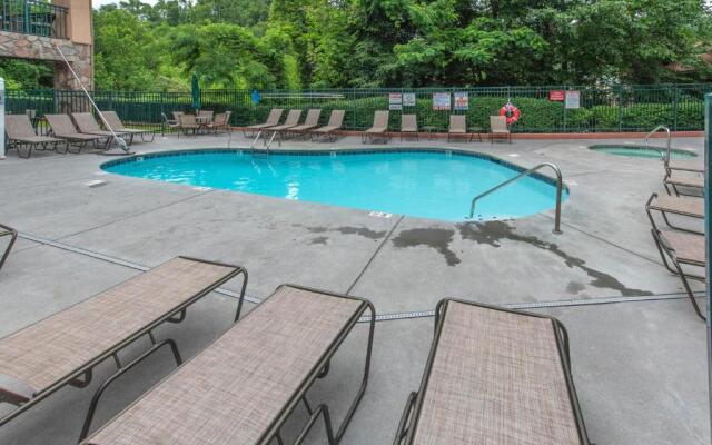 City Bear, 2BR, Pool, Spa, Downtown Gatlinburg, Sleeps 6