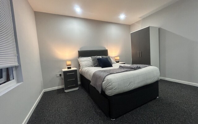 Private Luxury Apartment - Free Parking & Wi-fi