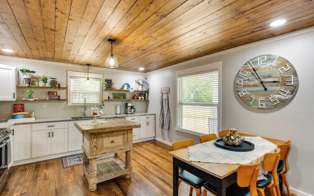 Lindale Vacation Rental w/ Deck & Grill!