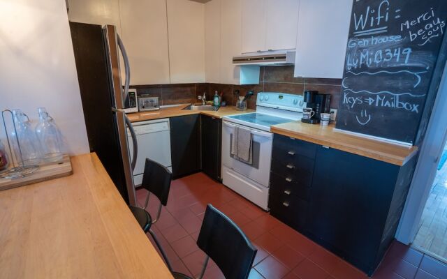 Stunning 2 Bedroom Apt! 3mins Walk From CDN Metro