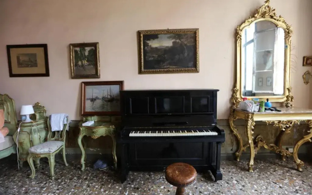 Vintage Venice Apartment