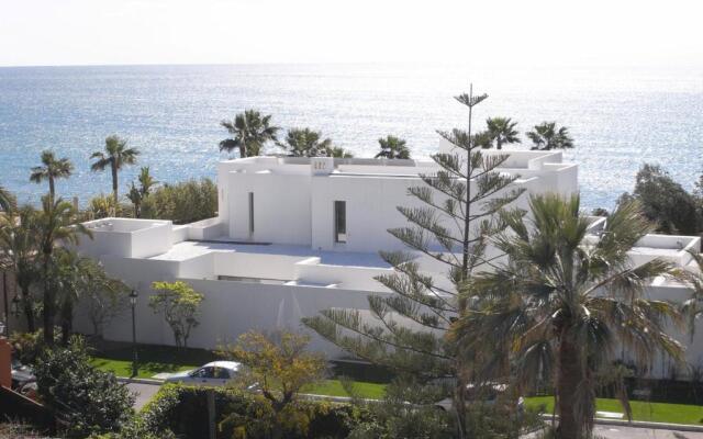 Modern Designer Villa 34121743 Direct Seafront Los Monteros Marbella For Holiday Rentals