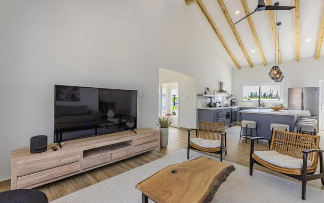 New 3BR 2BA With Huge Pool and Outdoor Area BBQ