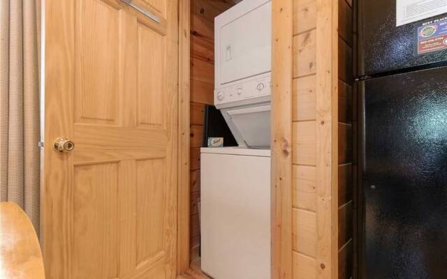 Americana 2 Bedroom Home with Hot Tub