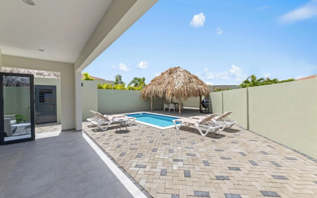 Villa Paradise with pool at mambo beach