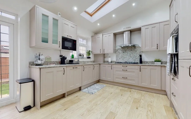 Charming 5-bed House in Romford