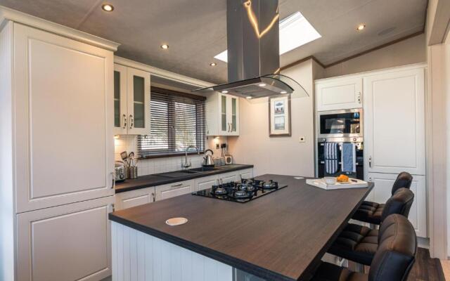 Sutton Lodge With Hot Tub