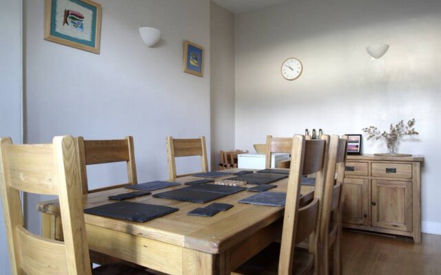 Central and Spacious 2 Bedroom Flat With Garden