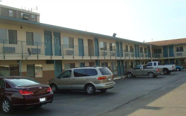Travel Inn Dekalb