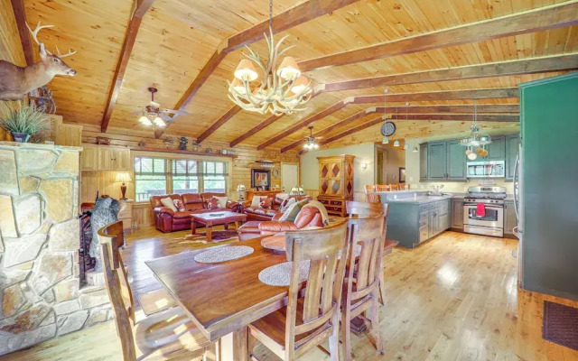 4 Mi to Grandfather Mountain: Cabin in Newland!
