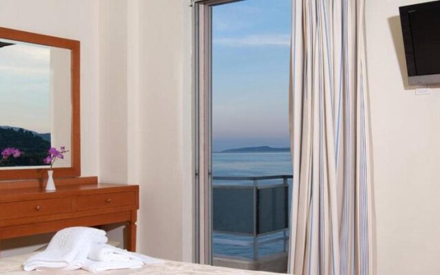 Saronis Hotel