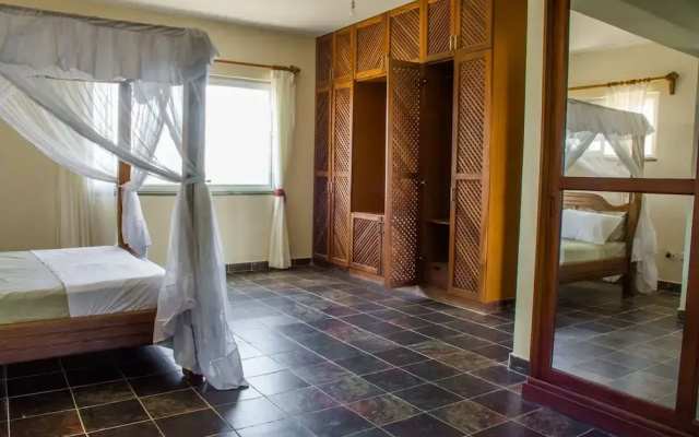 4 Bed Flat - Sleeps 8 - Pets - Pool - Parking