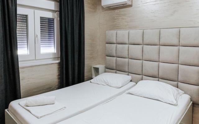 Aurelia Pool Apartments