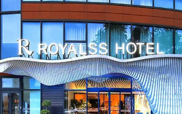 R  Royalss Hotel