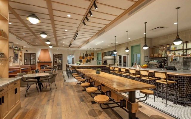 Best Western Plus Baker Street Inn