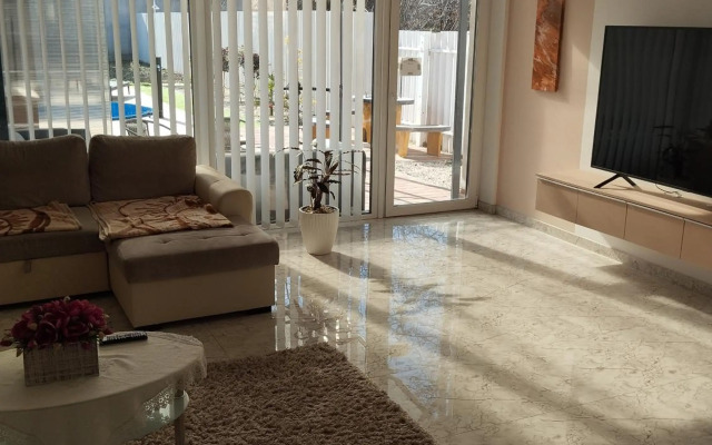 Sarkcsillag Ház- Star Family House