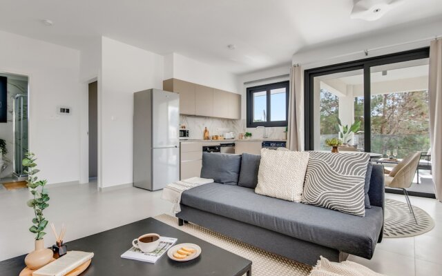 Sanders Triple - Lovely 1-bdr Apt With Balcony