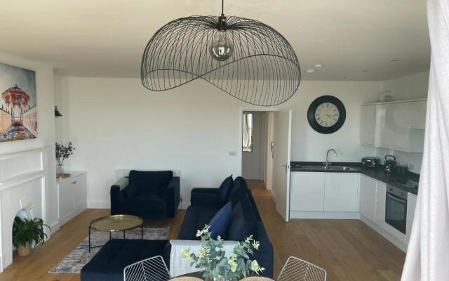 Seaview flat with balcony, spacious 2 bedroom