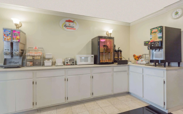 Super 8 by Wyndham Atlanta Northeast GA