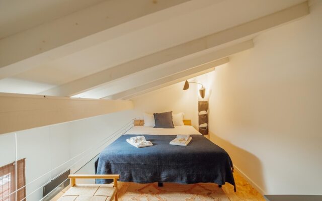 Mezzanine Stylish Apartment Q by Vacationy