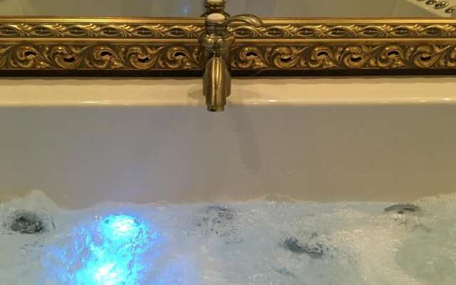 Central Business Suites with Hot Jacuzzi