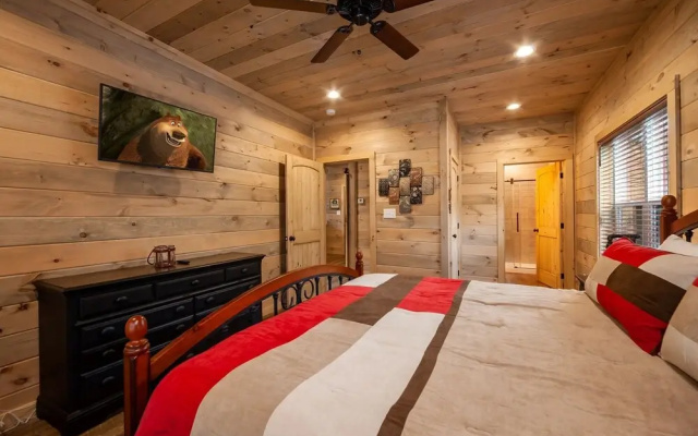 Creekside Manor Too 2 Bedroom Cabin by RedAwning