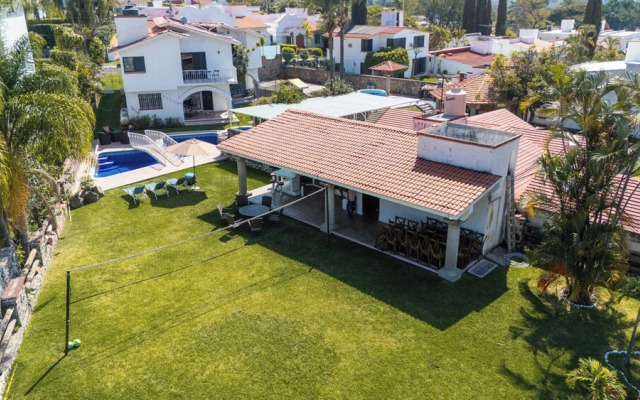 Spacious House with Pool