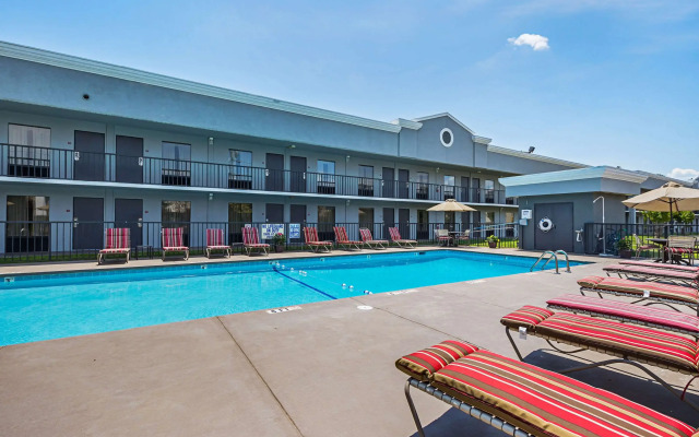 Quality Inn & Suites Greenville - Haywood Mall
