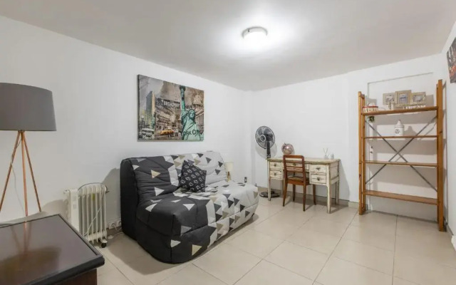 Quiet large 3-bedroom apartment with terrace, garden & incredible Mountain view