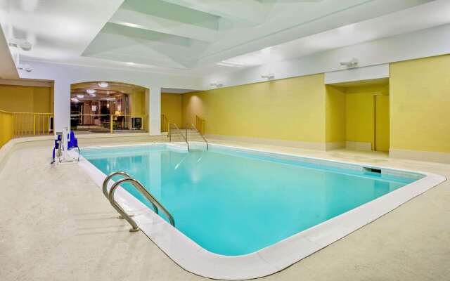 La Quinta Inn & Suites by Wyndham Stamford / New York City