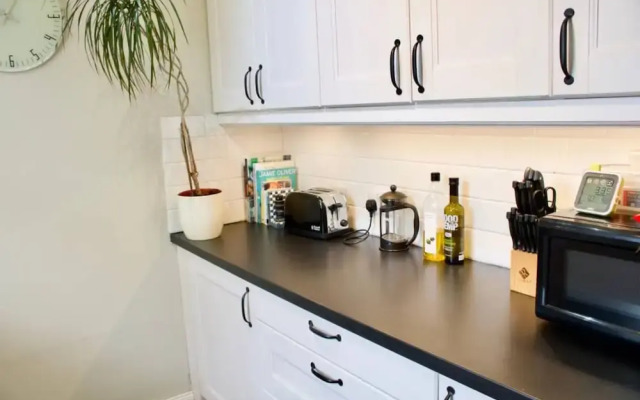 2 Bedroom Flat In Comely Bank