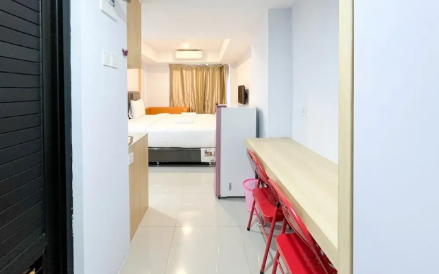 Homey And Cozy Studio At De Prima Apartment