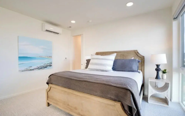 Seaside Vacation Rental: Walk to Beach & Downtown!