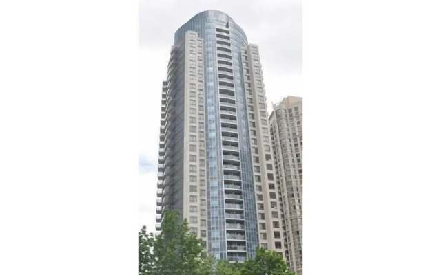 Lake View Luxury Condo by Elite Suites