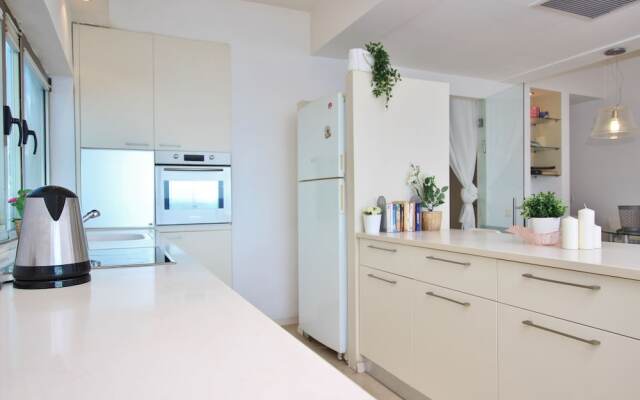 One of a Kind Gordon Beach Front 2BR Apt