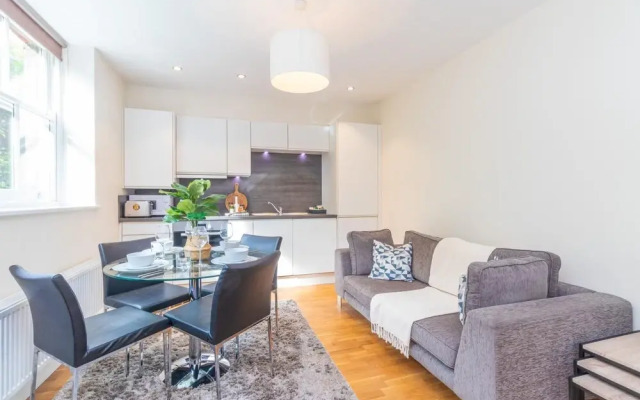 Two Bedroom Apartment in Hammersmith 201a, London
