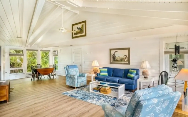 Little Current 3 Bedroom Home by RedAwning