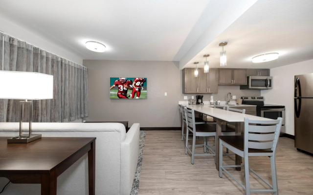 Red Roof Inn PLUS+ & Suites Naples Downtown-5th Ave S