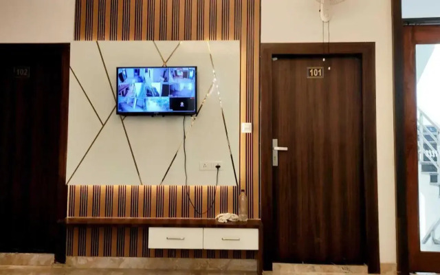 OYO 701490 Hotel Sharma Ji Inn