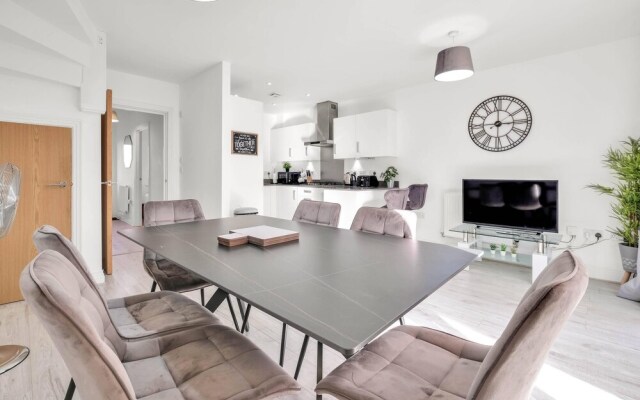 Foxherne 5Bdrm 3BA Serviced House Slough