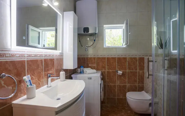 Apartment Vesna near beach with balcony